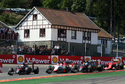 Fernando Alonso, McLaren MP4-30, Will Stevens, Manor F1 Team, e Jenson Button, McLaren MP4-30 alla p