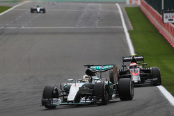 Льюїс Хемілтон, Mercedes AMG F1 W06 лідирує a lapped Дженсон Баттон, McLaren MP4-30