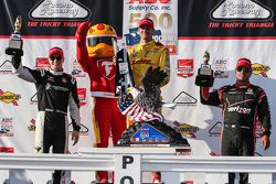 Il vincitore Ryan Hunter-Reay, Andretti Autosport Honda, secondo posto Josef Newgarden, CFH Racing C