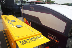 Lastwagen von Renault Sport F1 und Red Bull Racing im Fahrerlager