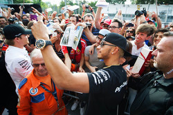 Lewis Hamilton, de Mercedes AMG F1 con el nuevo color de pelo rubio