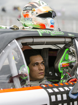 #46 Irwin Vences, M Racing casco en los Pits
