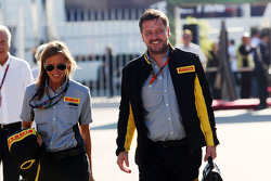 Paul Hembery, Pirelli-Sportchef mit Assistent Ilaria Parolari