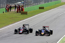 Jenson Button, McLaren MP4-30 y Max Verstappen, Scuderia Toro Rosso STR10