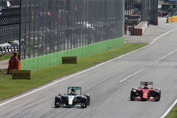 Nico Rosberg, Mercedes AMG F1 W06 e Kimi Raikkonen, Ferrari SF15-T