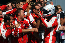 Sebastian Vettel, Ferrari, festeggia il secondo posto nel parco chiuso