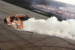 Il vincitore Carl Edwards, Joe Gibbs Racing Toyota