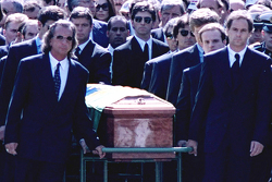 Emerson Fittipaldi, Jackie Stewart, Johnny Herbert, Derek Warwick, Gerhard Berger, Rubens Barrichello, Thierry Boutsen, Alain Prost y Damon Hill ayudan a llevar el ataúd de Ayrton Senna durante el cortejo fúnebre
