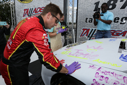 Jamie McMurray, Chip Ganassi Racing Chevrolet pasó tiempo con los medios de comunicación y los jóven