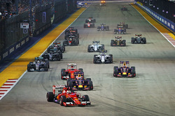 Sebastian Vettel, Ferrari SF15-T, in Führung nach dem Start