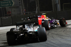 Daniil Kvyat, Red Bull Racing RB11 lidera a Lewis Hamilton, Mercedes AMG F1 W06