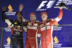 Podio: il vincitore della gara Sebastian Vettel, Ferrari, il secondo classificato Daniel Ricciardo,