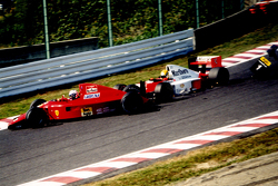 Alain Prost, Ferrari, und Ayrton Senna, McLaren, kollidieren in der ersten Kurve