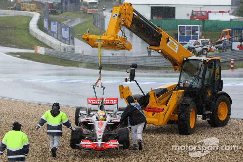 Lewis Hamilton, McLaren Mercedes, MP4-22 is lifted back onto circuit