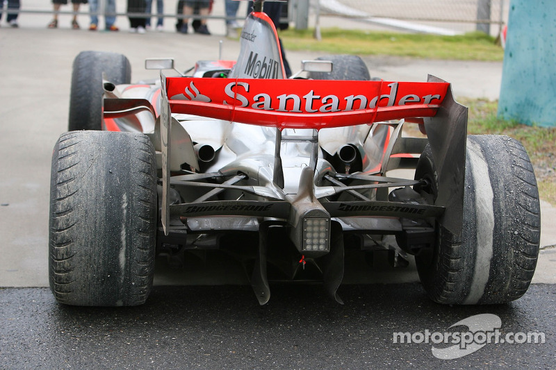 Lewis Hamilton'in, McLaren Mercedes parked, side, track ve badly worn tyres