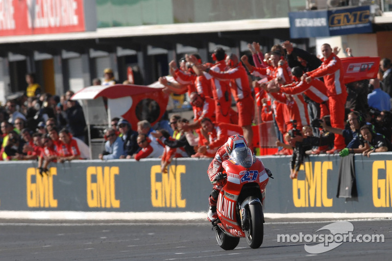 Casey Stoner toma la bandera a cuadros