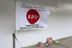 Hommage an Jules Bianchi in der Boxengasse