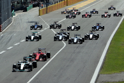 Start: Lewis Hamilton, Mercedes AMG F1 W06 aan de leiding