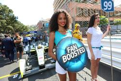 FanBoost, ragazza ai box