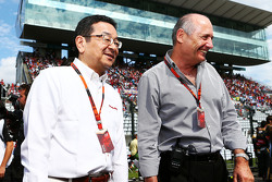 Takahiro Hachigo, Honda-Geschäftsführer, mit Ron Dennis, McLaren-Geschäftsführer, in der der Startau