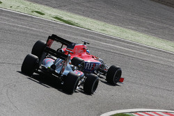 Will Stevens, Manor F1 Team leads Fernando Alonso, McLaren MP4-30