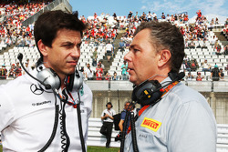 Toto Wolff, Mercedes AMG F1 aandeelhouder en Executive Director met Mario Isola, Pirelli Racing Mana