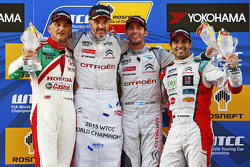 Podio: il vincitore della gara Yvan Muller, Citroën C-Elysee WTCC, Citroën World Touring Car team, i
