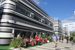 Suite de Ferrari en el paddock