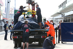 Scuderia Toro Rosso STR10 de Carlos Sainz Jr., es llevado a los pits en la parte trasera de un camió