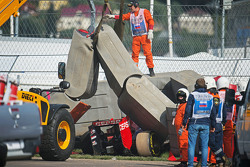 Der Scuderia Toro Rosso STR10 von Carlos Sainz Jr. in der Streckenbegrenzung nach einem Unfall im 3.