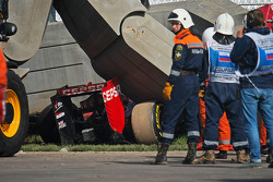 Der Scuderia Toro Rosso STR10 von Carlos Sainz Jr. in der Streckenbegrenzung nach einem Unfall im 3.