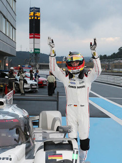 Ganador Timo Bernhard, Porsche equipo celebra en parc ferme
