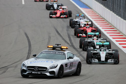 Nico Rosberg, Mercedes AMG F1 W06 lidera detrás del coche de seguridad FIA