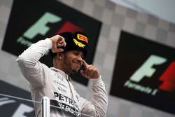 Il vincitore della gara Lewis Hamilton, Mercedes AMG F1 festeggia sul podio