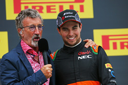 Eddie Jordan, televisión de la BBC con el tercer puesto Sergio Pérez, Sahara Force India F1 en el podio