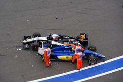Nico Hülkenberg, Sahara Force India F1 VJM08, und Marcus Ericsson, Sauber C34, kollidieren beim Star