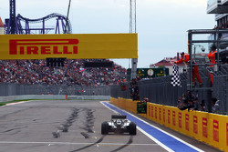 Ganador de la carrera Lewis Hamilton, Mercedes AMG F1 W06 toma la bandera a cuadros al final de la c
