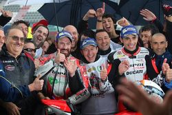 Il terzo classificato Ivan Goi e il vincitore Michele Pirro, Barni Racing Team, festeggiano con la s