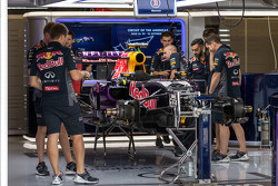 Un Red Bull Racing RB11 es preparado en los pits
