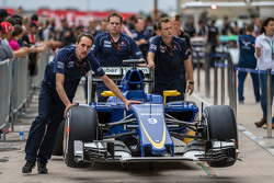 Sauber C34 von Felipe Nasr, Sauber F1 Team, wird durch die Boxengasse geschoben