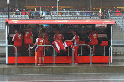 Pórtico del pit de Ferrari bajo una intensa lluvia
