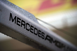 Regentropfen auf dem Mercedes-Logo