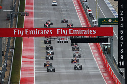 Nico Rosberg, Mercedes AMG F1 W06 davanti al compagno di squadra Lewis Hamilton, Mercedes AMG F1 W06
