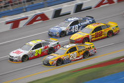 Jeff Gordon, Hendrick Motorsports Chevrolet; Matt Kenseth, Joe Gibbs Racing Toyota; Joey Logano, Tea