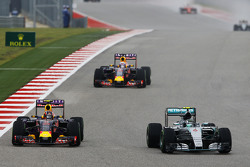 Nico Rosberg, Mercedes AMG F1 W06, und Daniil Kvyat, Red Bull Racing RB11, im Zweikampf