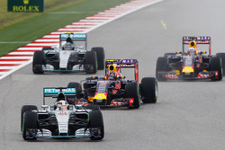 Lewis Hamilton, Mercedes AMG F1 W06, in Führung