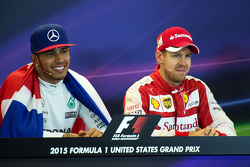 Il vincitore della gara e campione del mondo Lewis Hamilton, Mercedes AMG F1 e Sebastian Vettel, Fer
