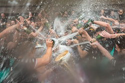 1. und Weltmeister 2015: Lewis Hamilton, Mercedes AMG F1, feiert mit dem Team