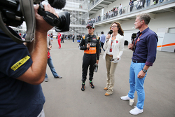 Серхіо Перес, Sahara Force India F1 з Сюзі Перрі, BBC F1 Коментатор та Девід Култхард, Red Bull Raci