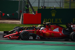 Sebastian Vettel, Ferrari SF15-T, und Pastor Maldonado, Lotus F1 E23, im Zweikampf